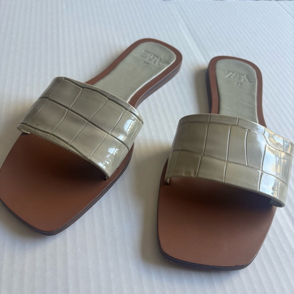 Zara Sage Green Faux Patent Leather Flat Sandals Sz 7 EUR37